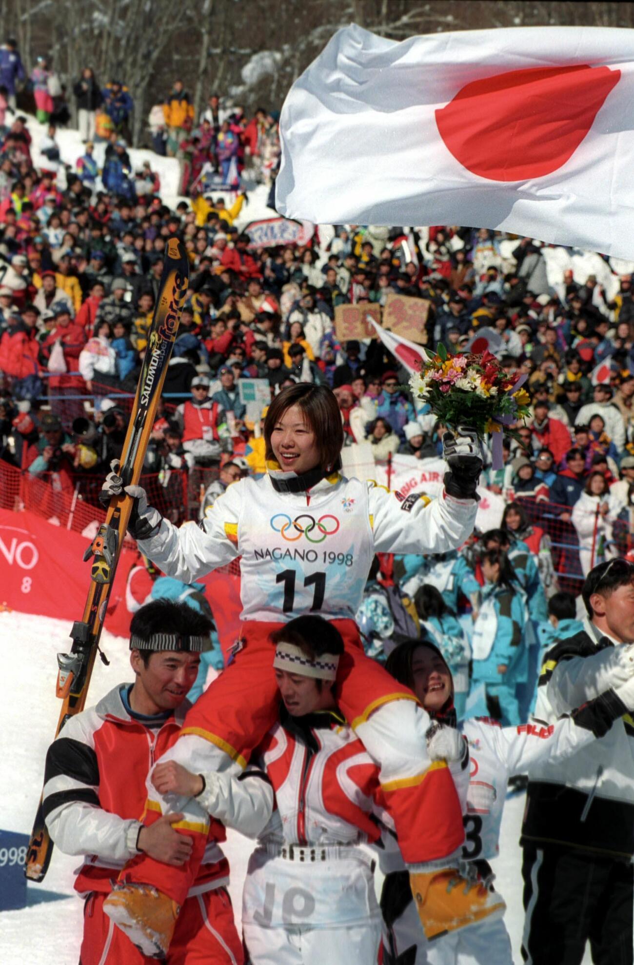 98年2月、長野五輪の女子モーグルで金メダルを獲得し、肩ぐるまされる里谷多英（中央）
