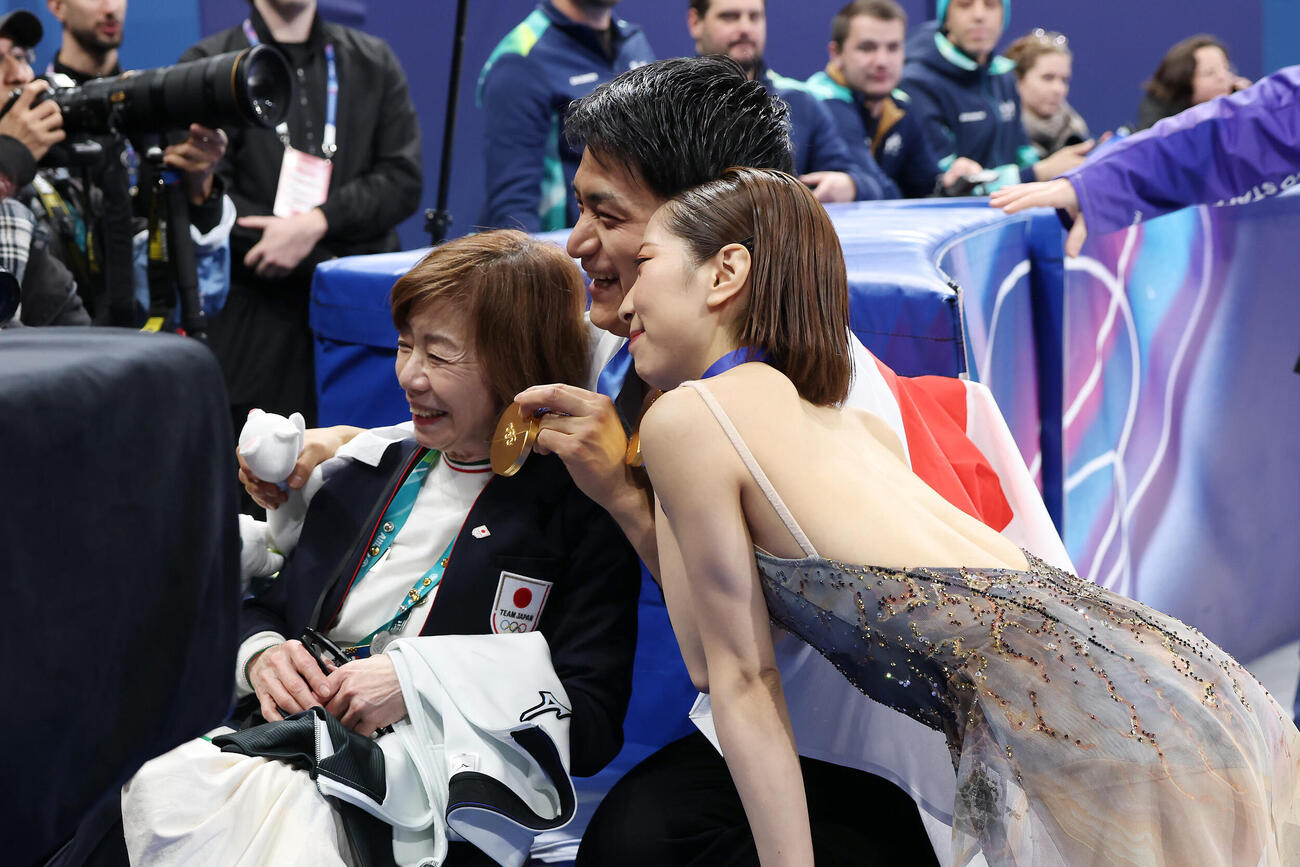 金メダルを獲得した三浦（右）、木原組と記念撮影する日本スケート連盟の小林強化副部長（左）（撮影・前田充）