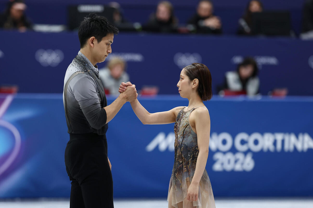 握手を交わしペアフリーの演技に臨む三浦（右）、木原組（撮影・前田充）