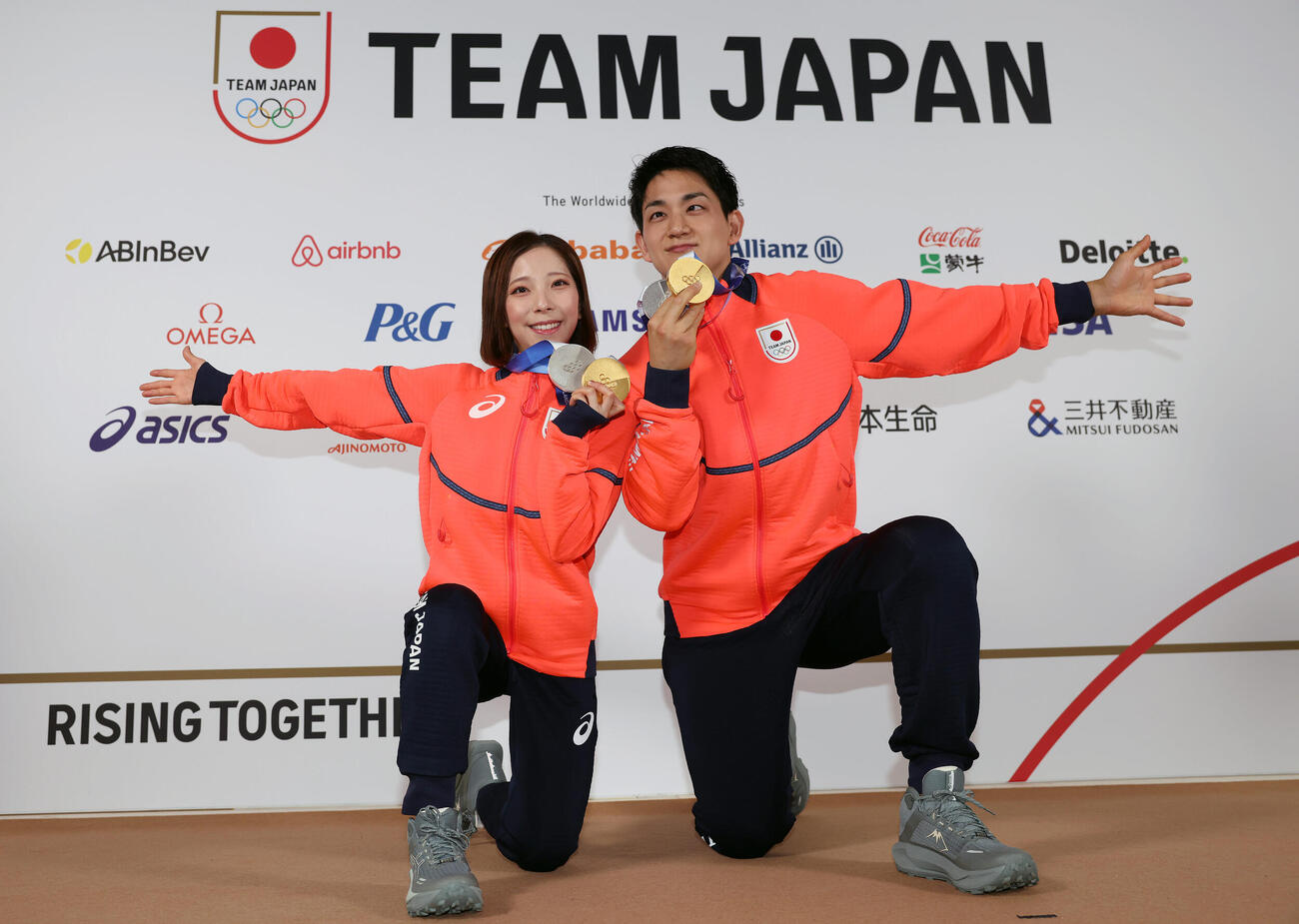 メダリスト会見でメダルを手にポーズをとる三浦（左）、木原組（撮影・前田充）