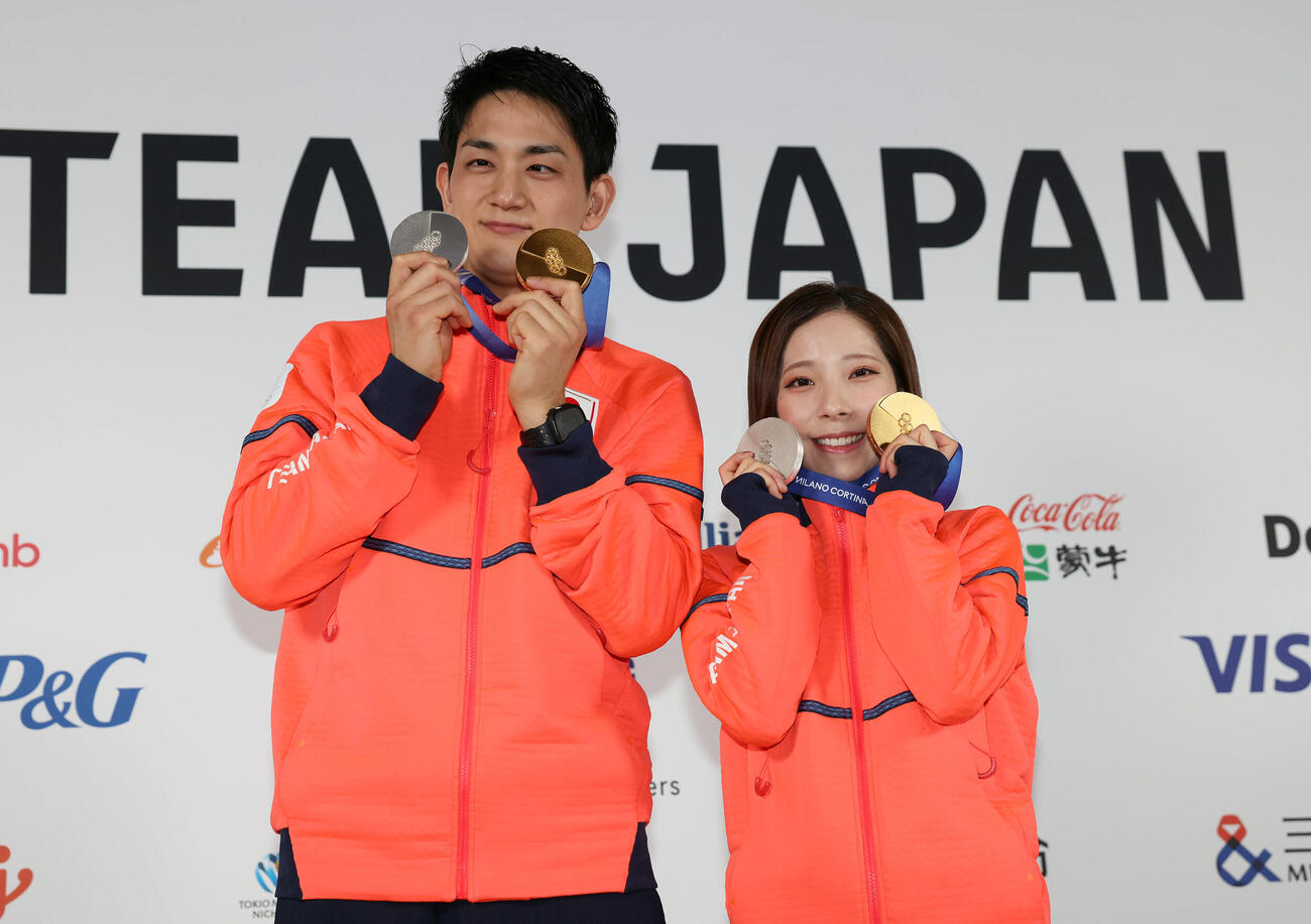 メダリスト会見でメダルを手に笑顔で写真に納まる三浦（右）、木原組（撮影・前田充）