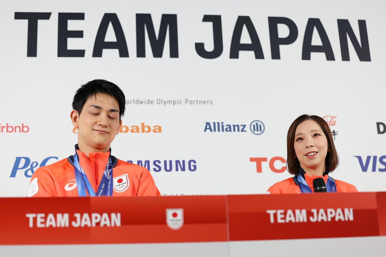 金メダル獲得から一夜明け、メダリスト会見に臨む三浦（右）、木原組（撮影・前田充）