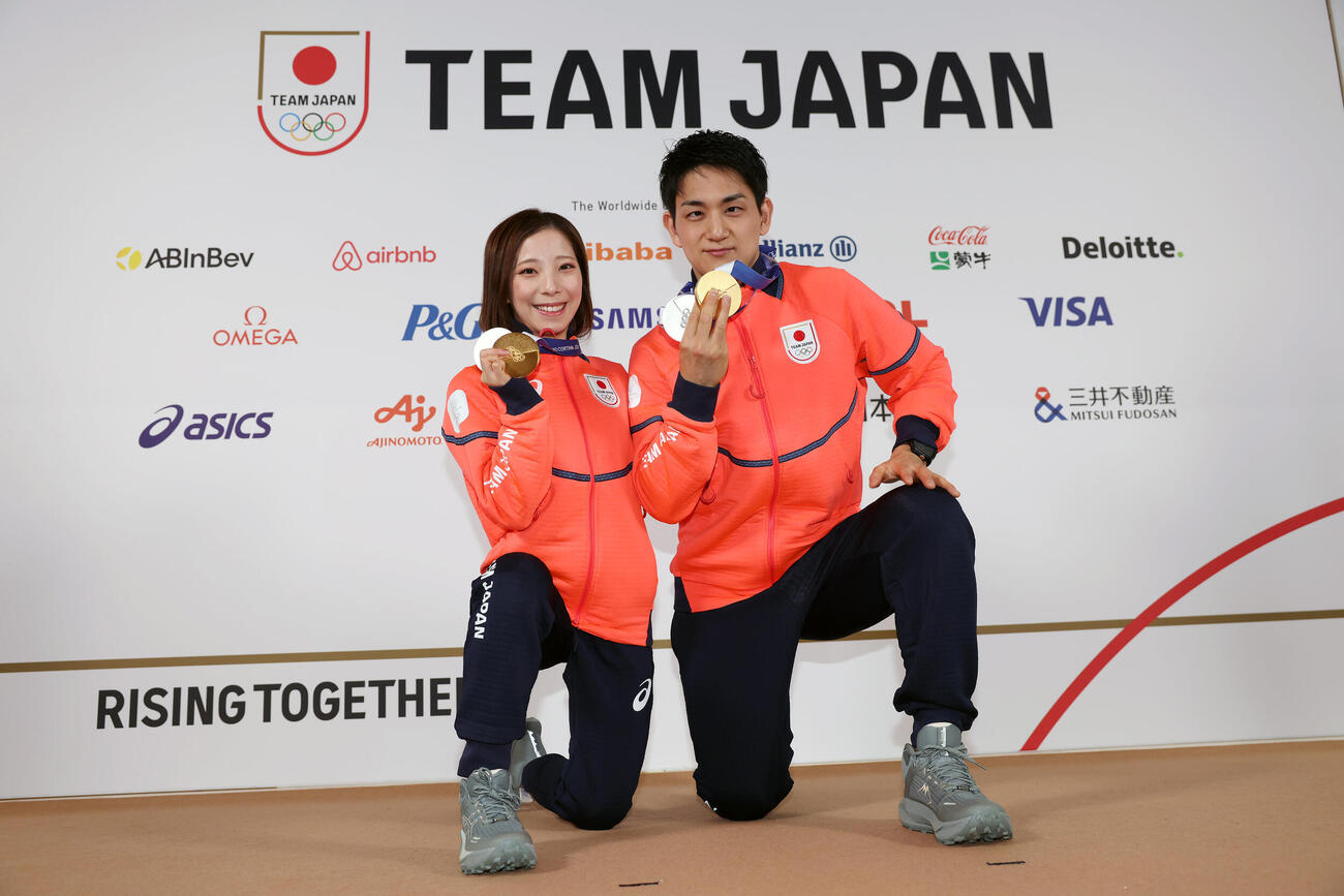 メダリスト会見でメダルを手にポーズをとる三浦（左）、木原組（撮影・前田充）