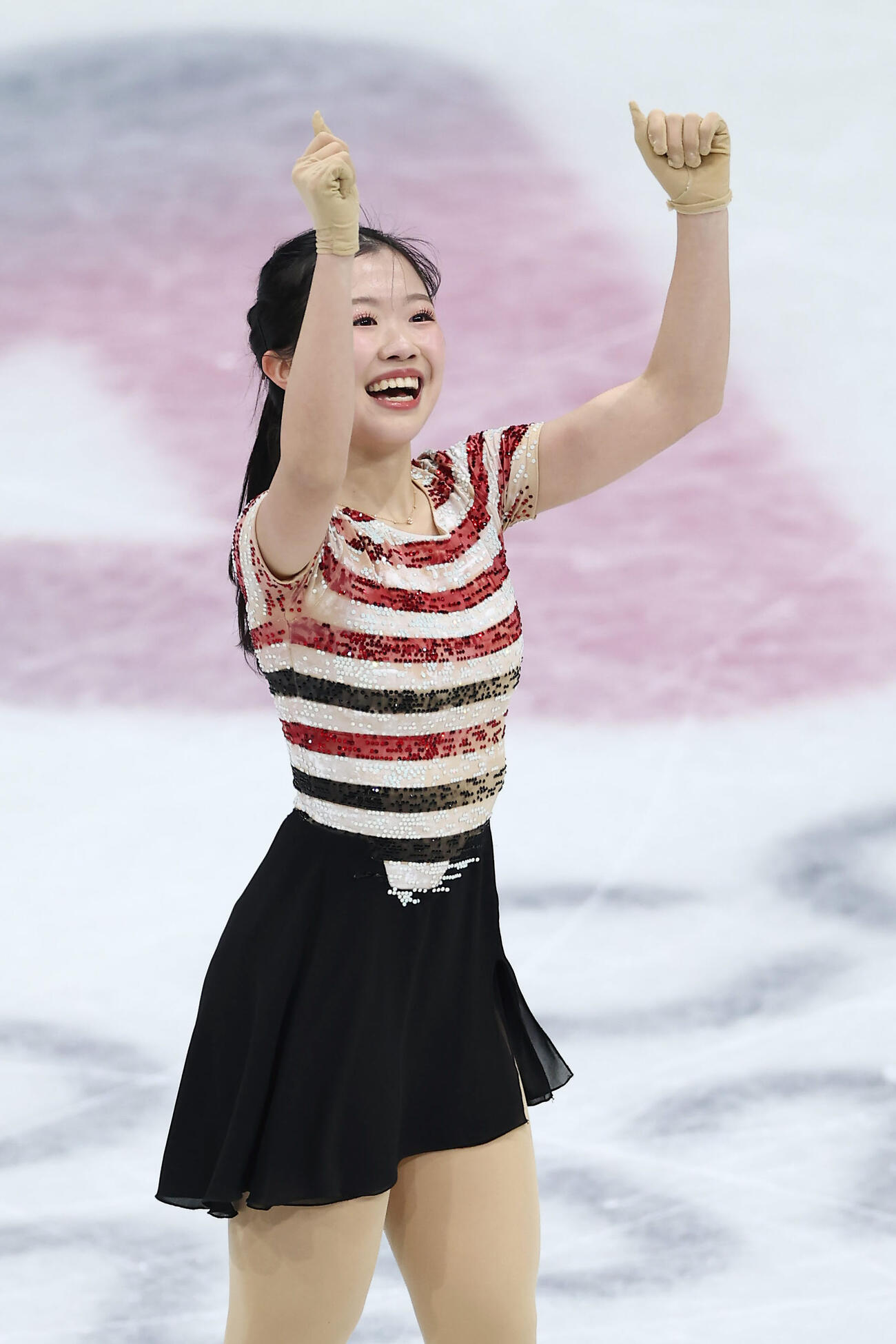 女子SPの演技を終え、ガッツポーズする中井亜美（撮影・前田充）