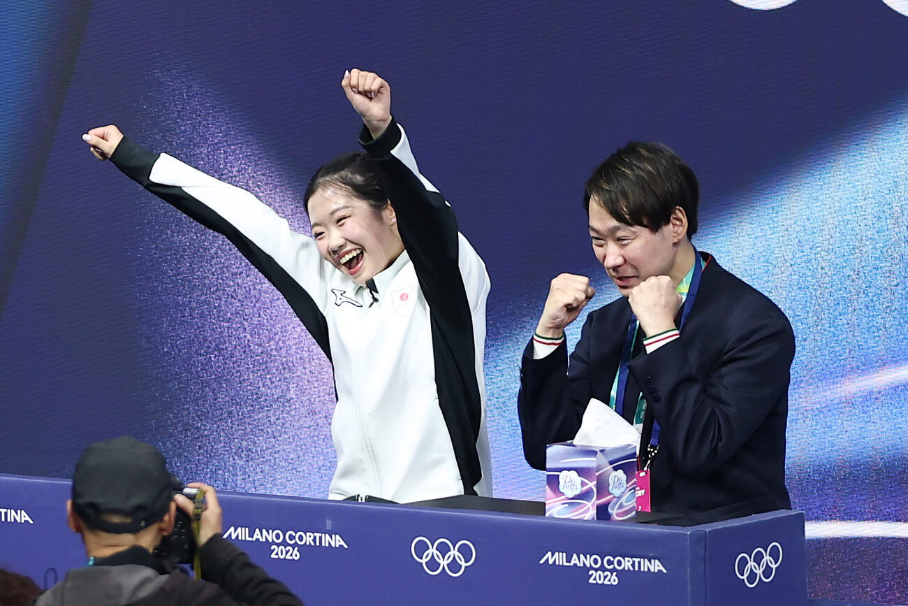 女子SPの演技を終え得点を確認し、ガッツポーズする中井亜美。右は中庭健介コーチ（撮影・前田充）