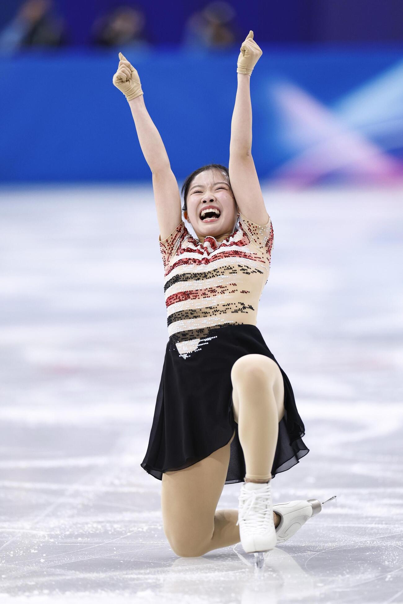 フィギュアスケート女子SP　自己ベストを更新した中井亜美はガッツポーズ（共同）
