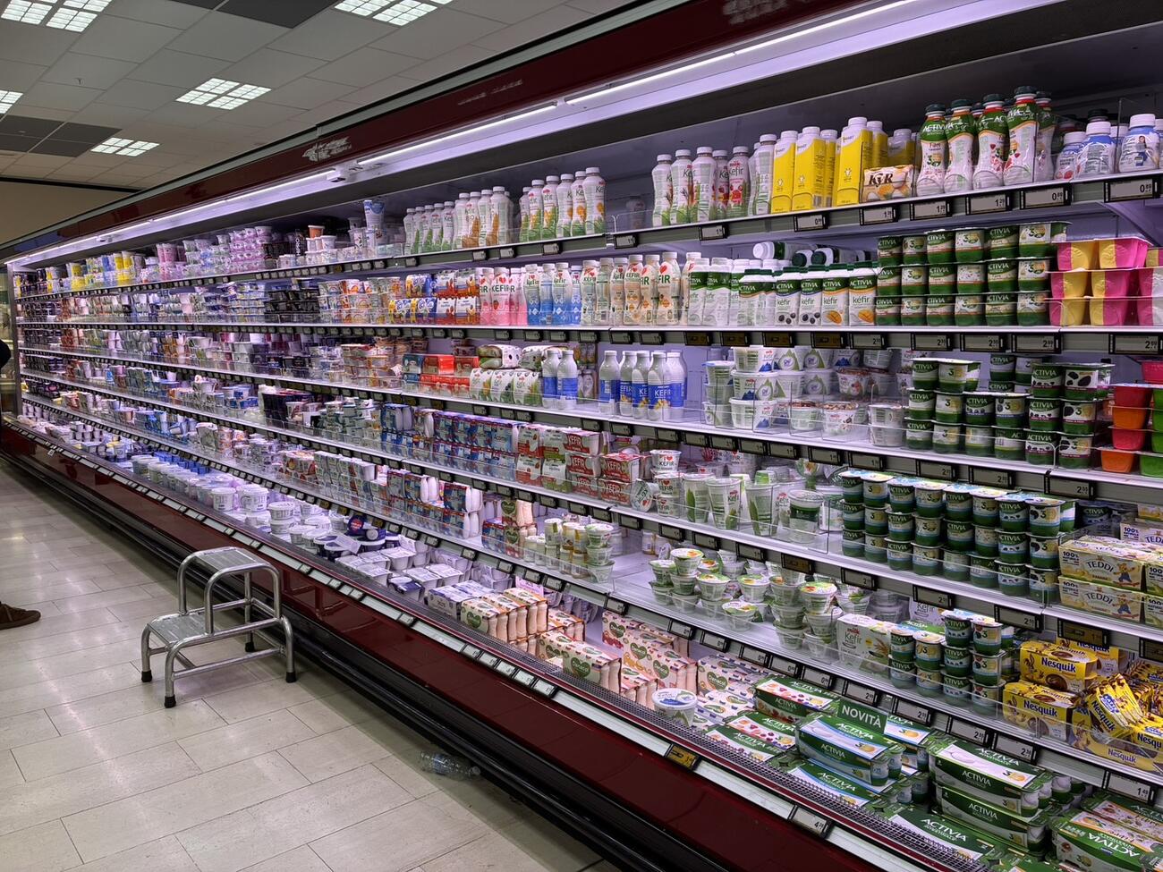 ミラノ近郊のスーパーでヨーグルトが陳列された商品棚（撮影・藤塚大輔）
