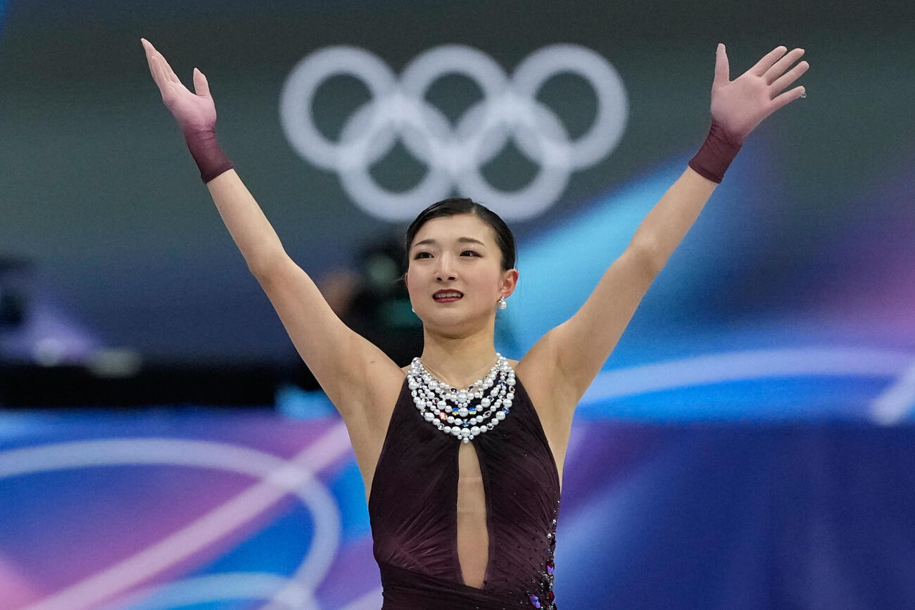 フィギュア女子フリー　坂本花織は演技を終えると両手を高く上げて歓声に応えた（AP)