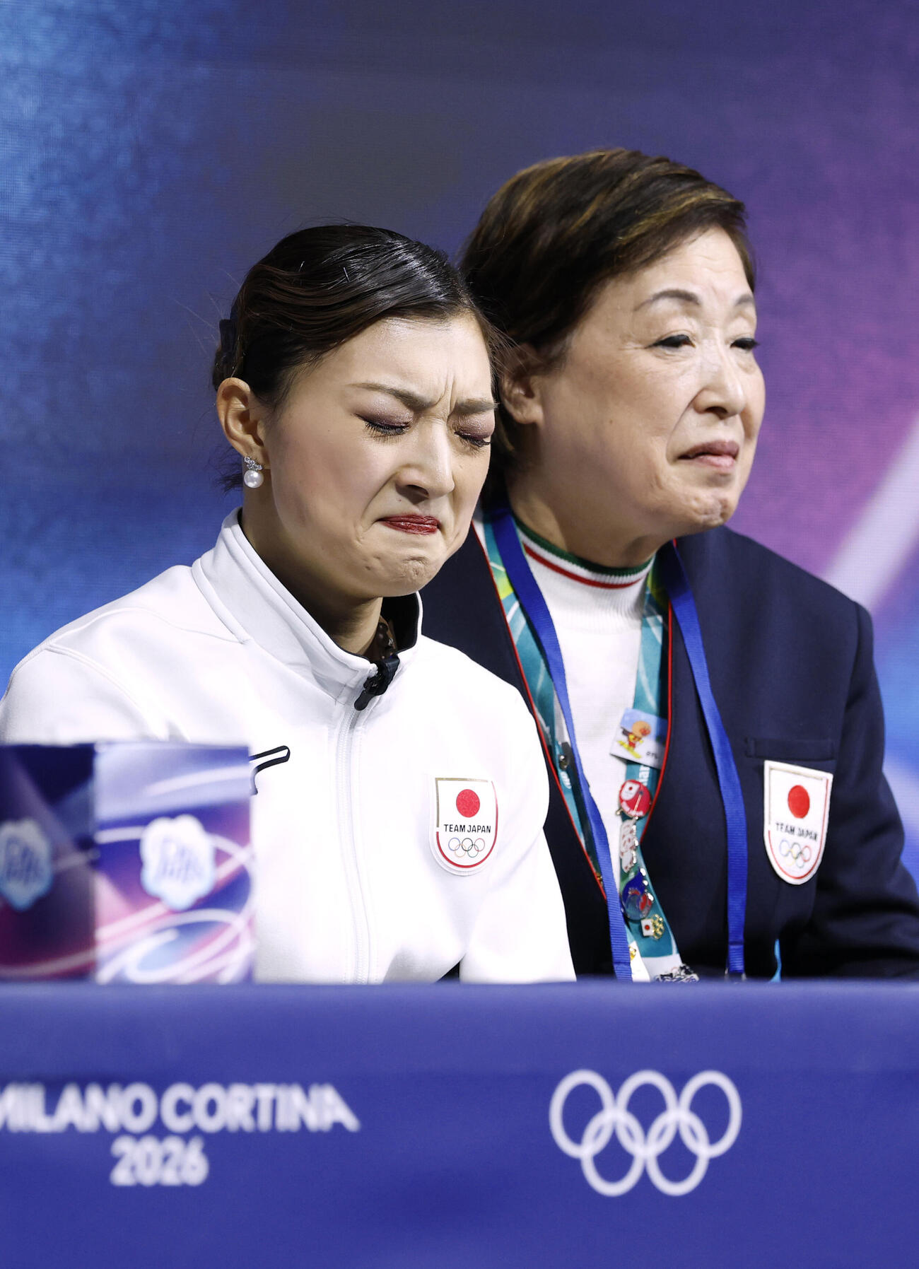 女子フリーの得点を確認し、厳しい表情の坂本花織。右は中野園子コーチ＝ミラノ（共同）