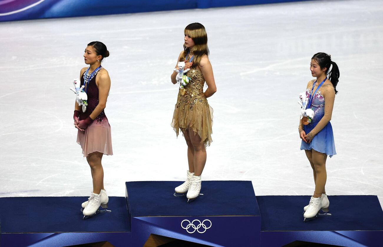 金メダルを獲得したアリサ・リュウ、銀メダルの坂本花織（左）、銅メダルの中井亜美（右）（ロイター）