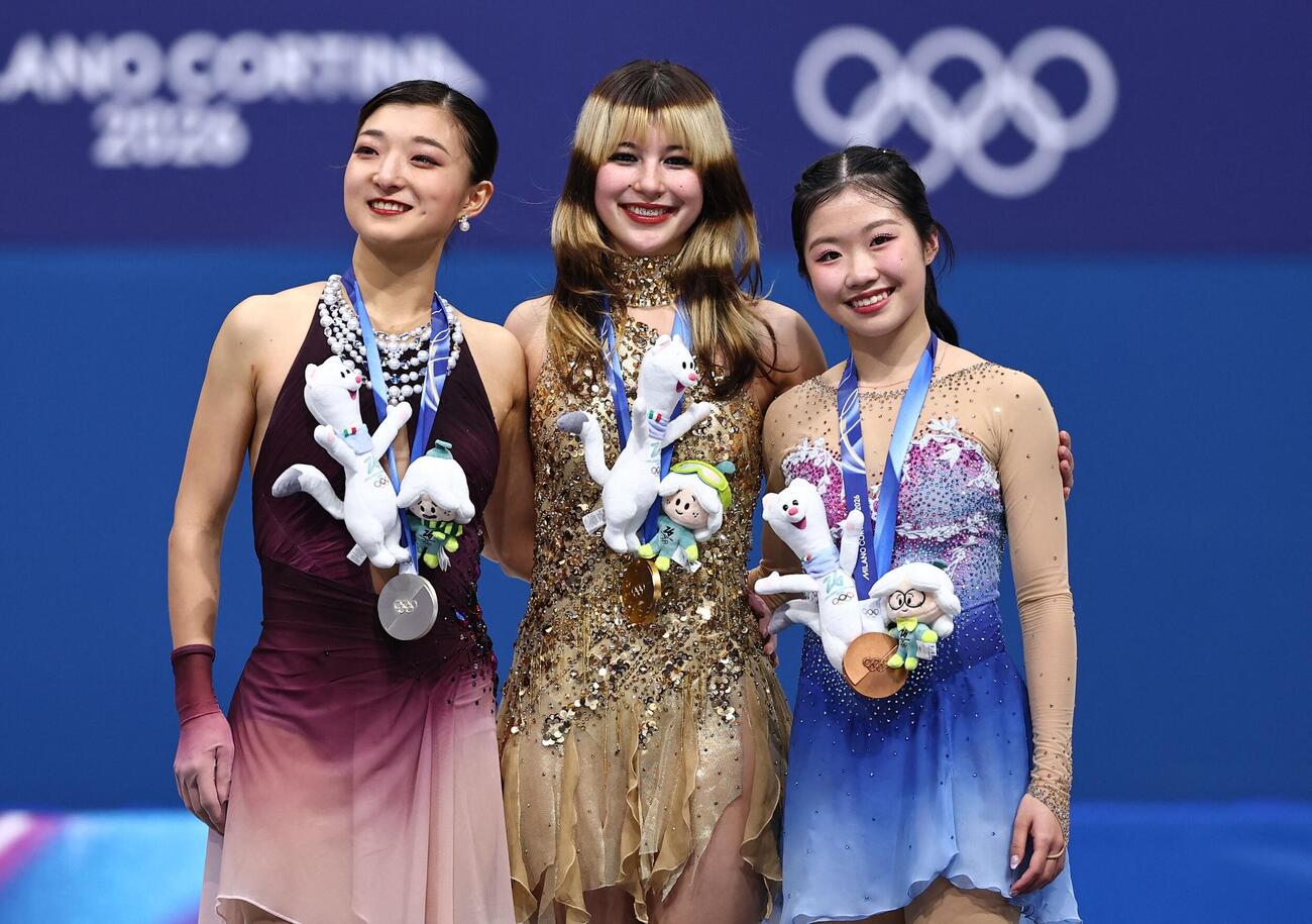 金メダルを獲得したアリサ・リュウは銀メダルの坂本花織（左）、銅メダルの中井亜美（右）と表彰台でポーズ（ロイター）