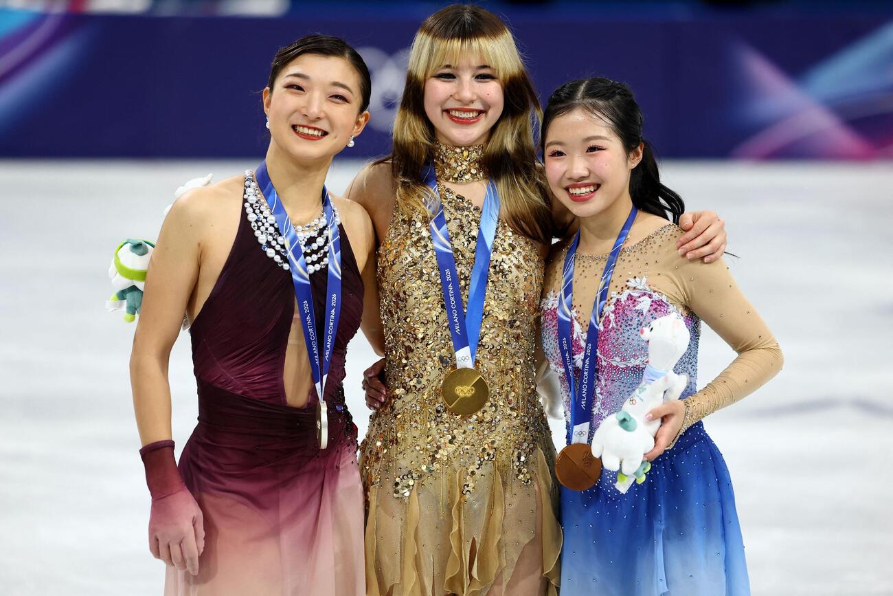 表彰台で記念撮影する左から銀メダルの坂本花織、金メダルのアリサ・リュウ、銅メダルの中井亜美（ロイター）
