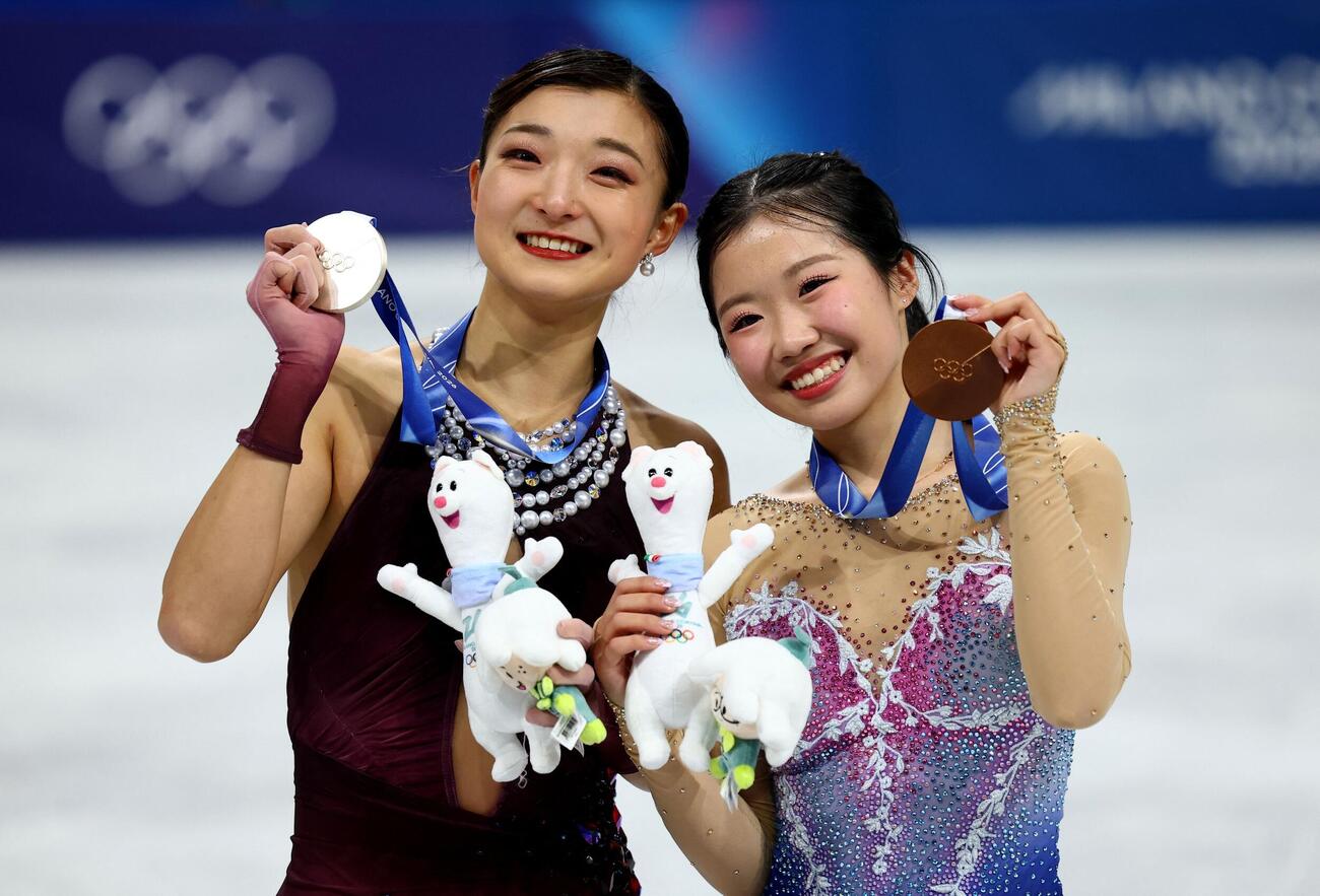 メダルを掲げ笑顔を見せる銀メダルの坂本花織と銅メダルの中井亜美（ロイター）