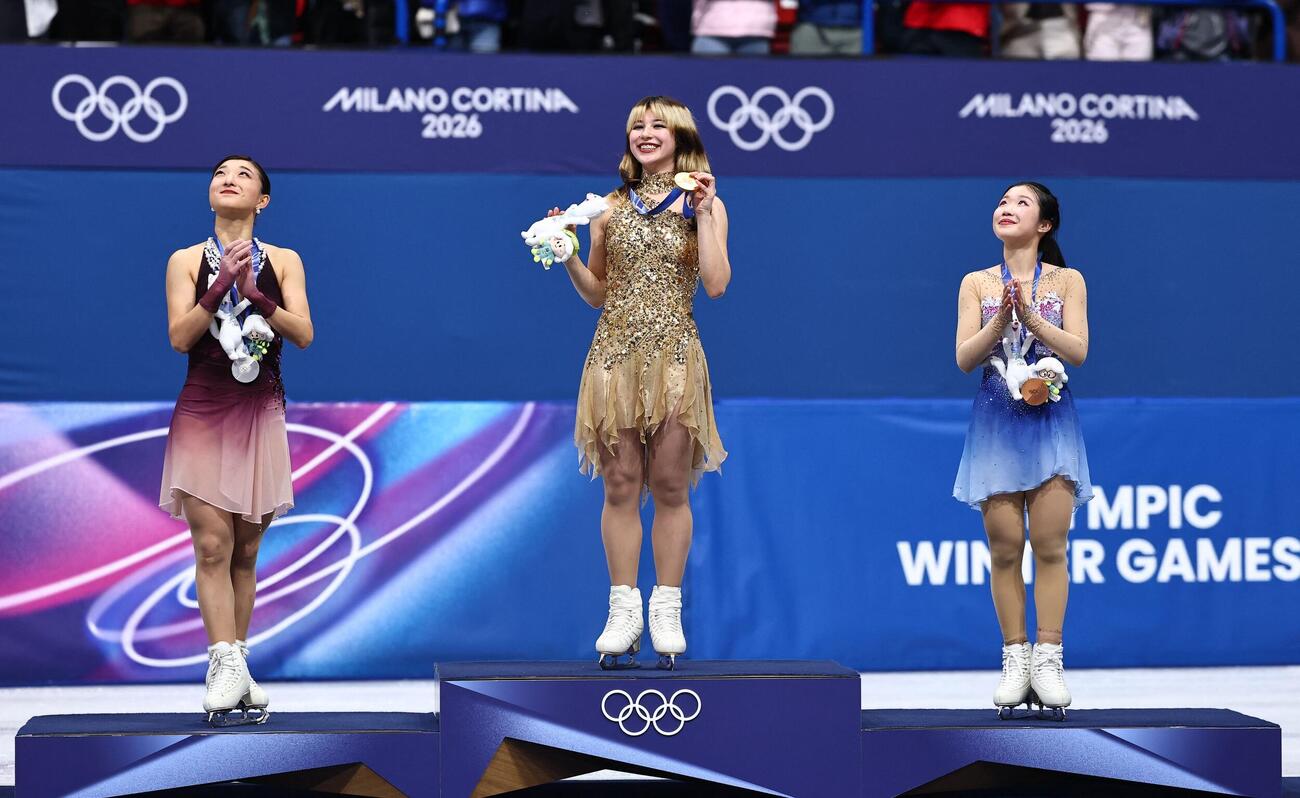 金メダルを獲得したアリサ・リュウは銀メダルの坂本花織（左）、銅メダルの中井亜美（右）と表彰台でメダルを掲げる（ロイター）