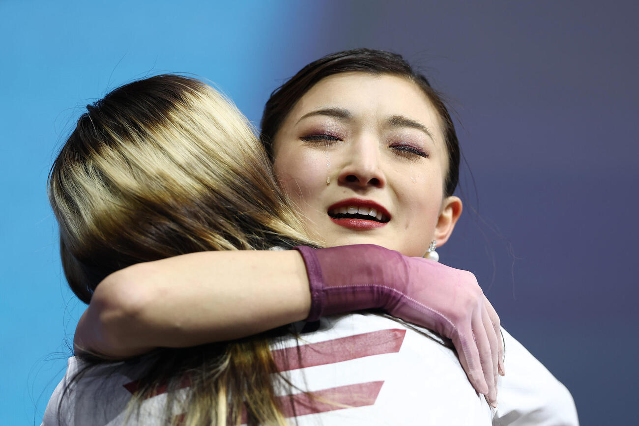 女子フリーの演技を終え、アリサ・リュウ（左）と抱き合って涙する坂本（撮影・前田充）