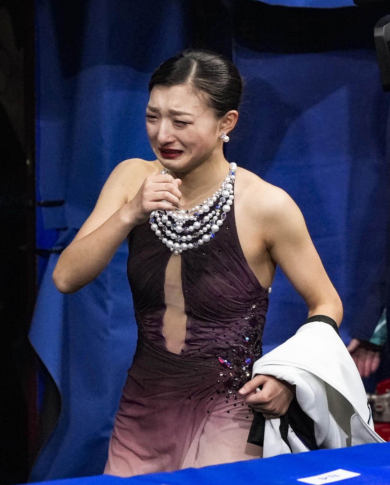 女子で銀メダルとなり、涙を流す坂本花織（共同）