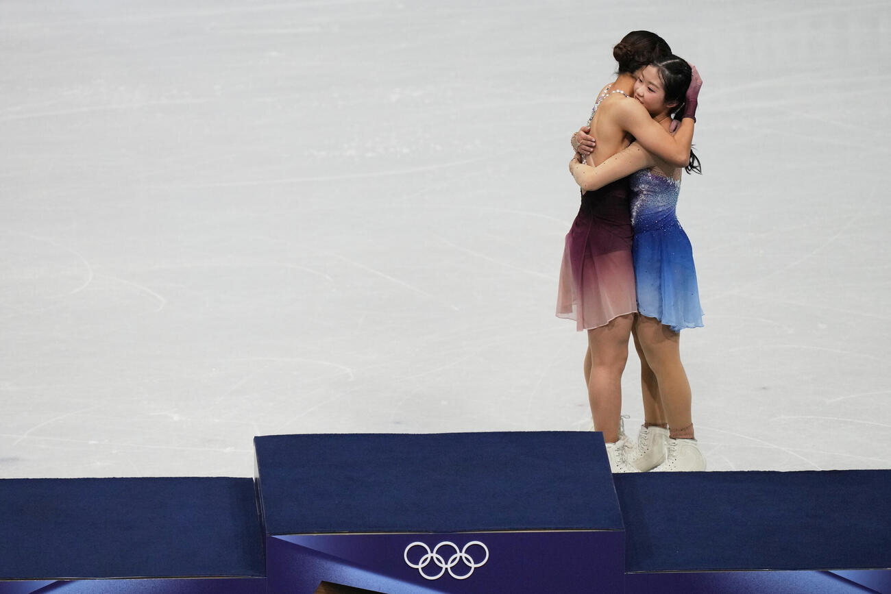 表彰台で中井亜美と抱き合う坂本花織（AP）