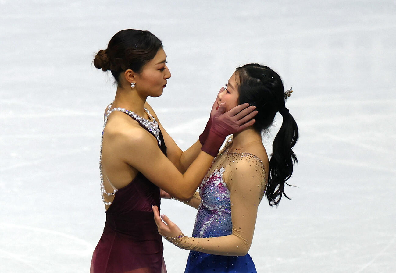 銀メダルの坂本花織は銅メダルの中井亜美の顔に手をあてる（ロイター）