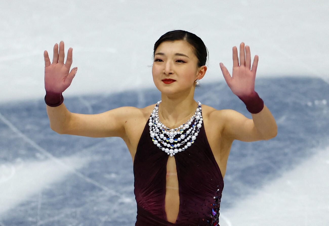 女子フリー　ファンの声援に応える坂本花織（ロイター）