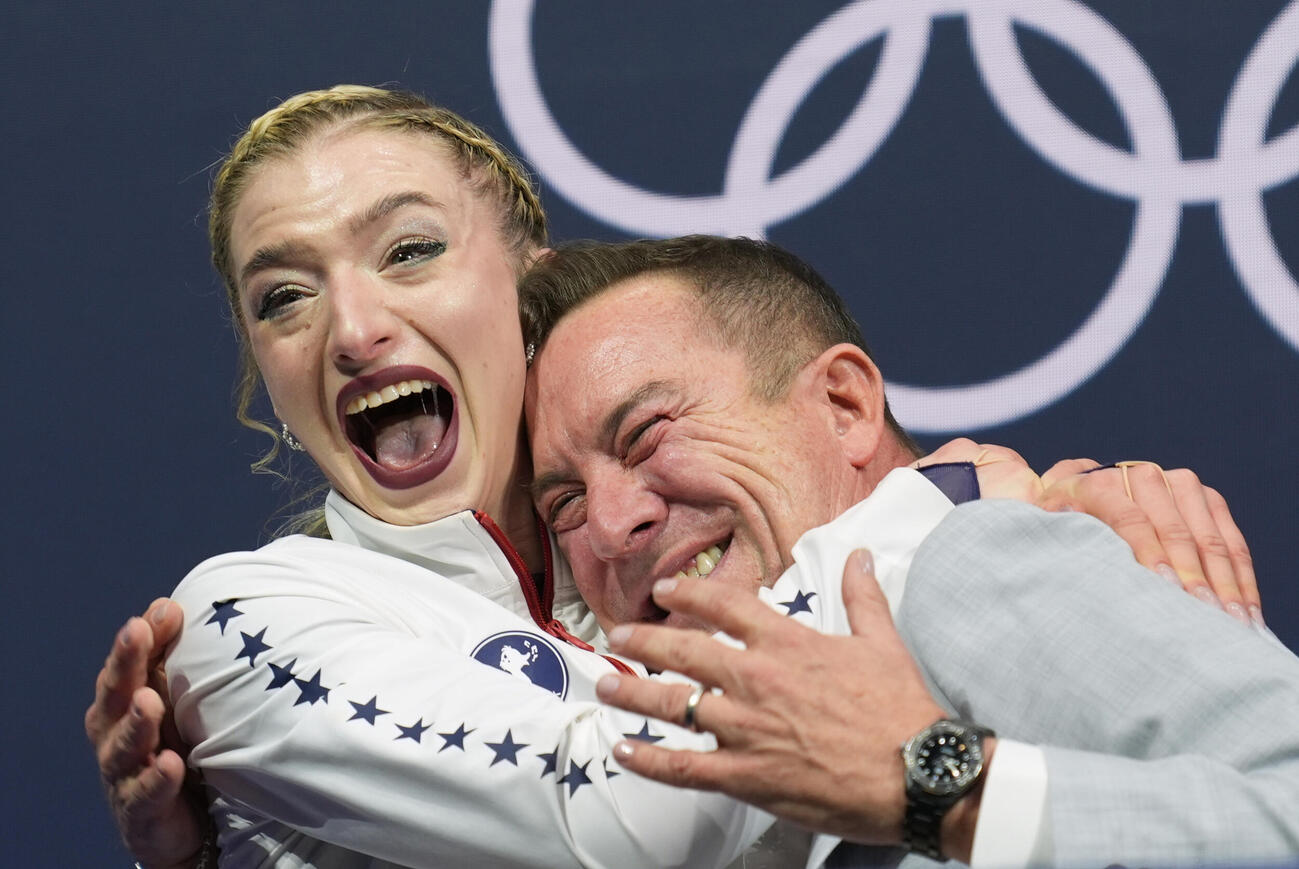 フィギュア女子フリー　アンバー・グレン（左）は高得点を出して大喜び（AP）