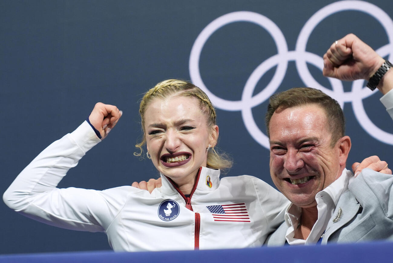 フィギュア女子フリー　アンバー・グレン（左）は高得点を出して大喜び（AP）