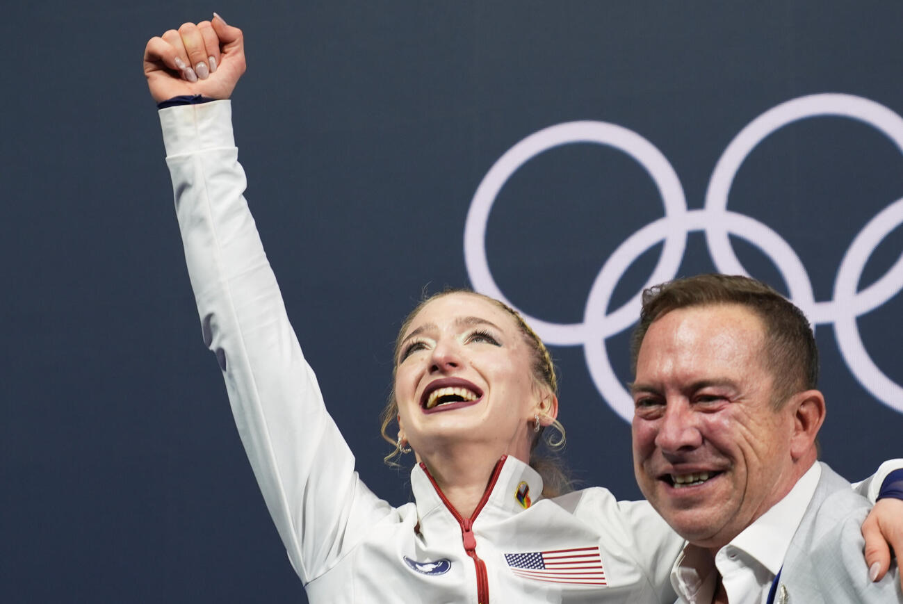フィギュア女子フリー　アンバー・グレン（左）は高得点を出して大喜び（AP）