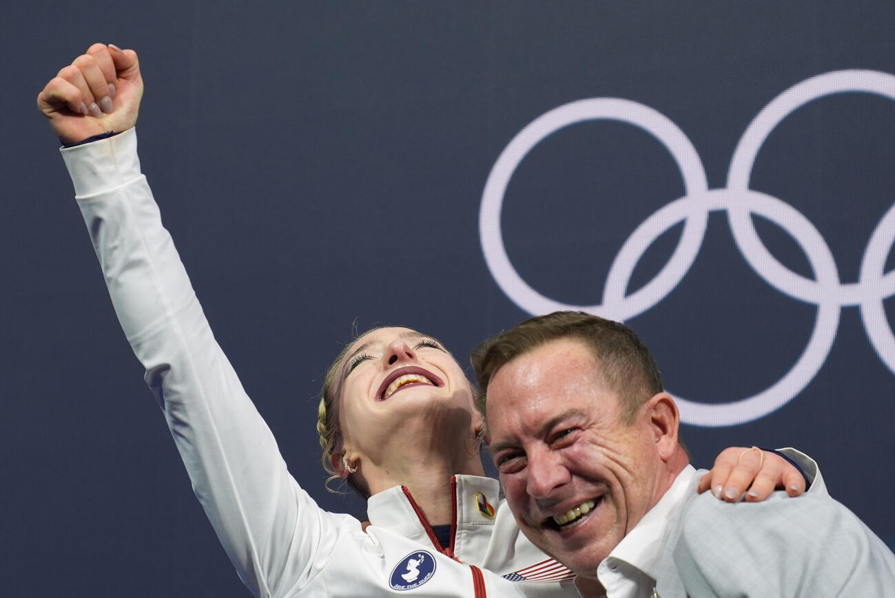 フィギュア女子フリー　アンバー・グレン（左）は高得点を出して大喜び（AP）