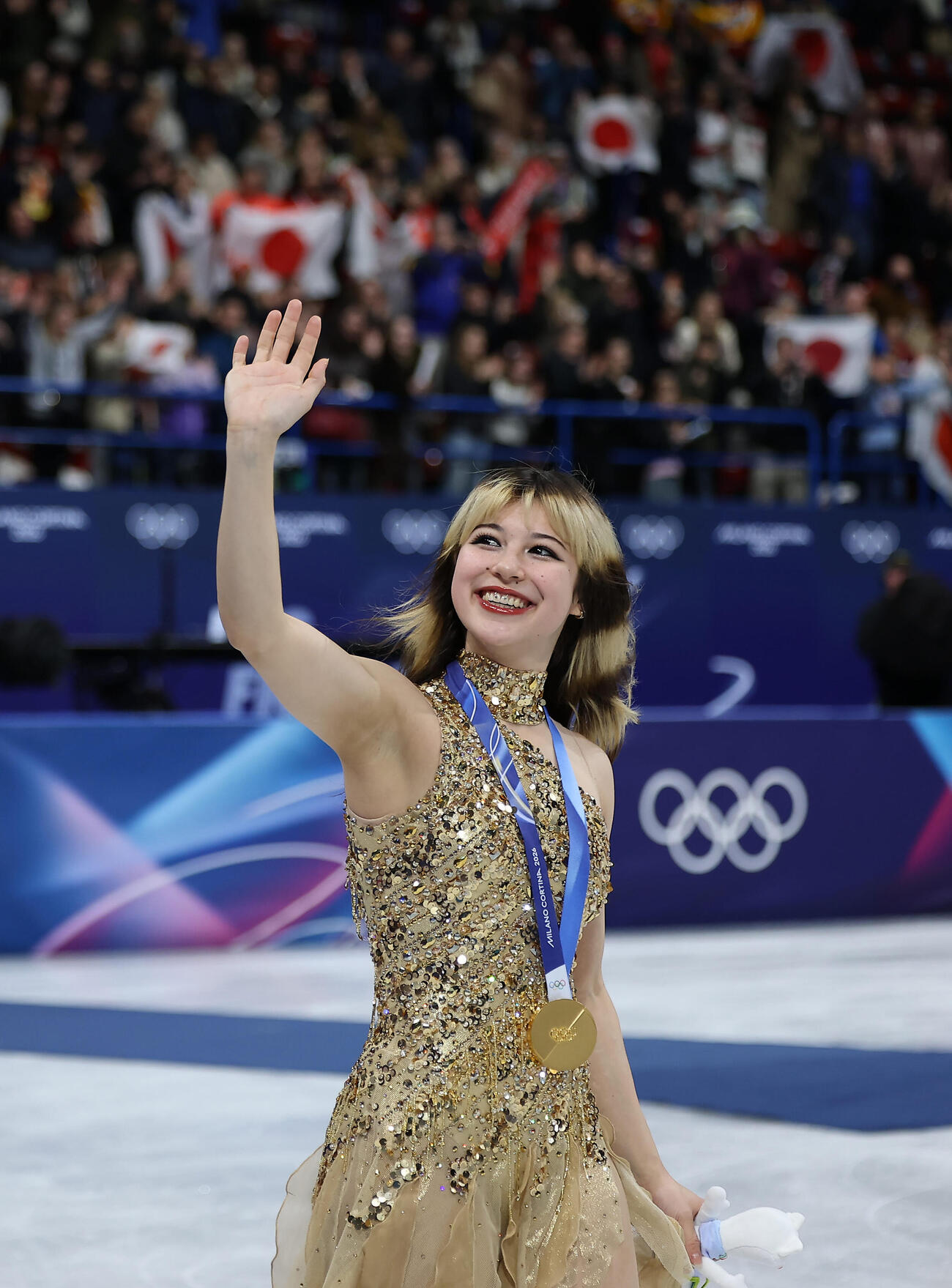 金メダルを獲得し、笑顔で手を振るアリサ・リュウ（撮影・前田充）