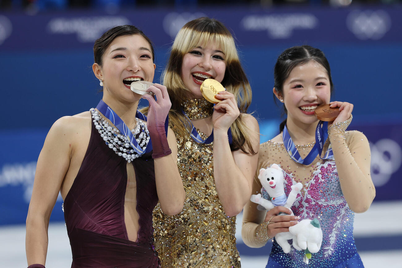 メダルを手に笑顔で写真に納まる、左から銀メダルの坂本、金メダルのアリサ・リュウ、銅メダルの中井（撮影・前田充）