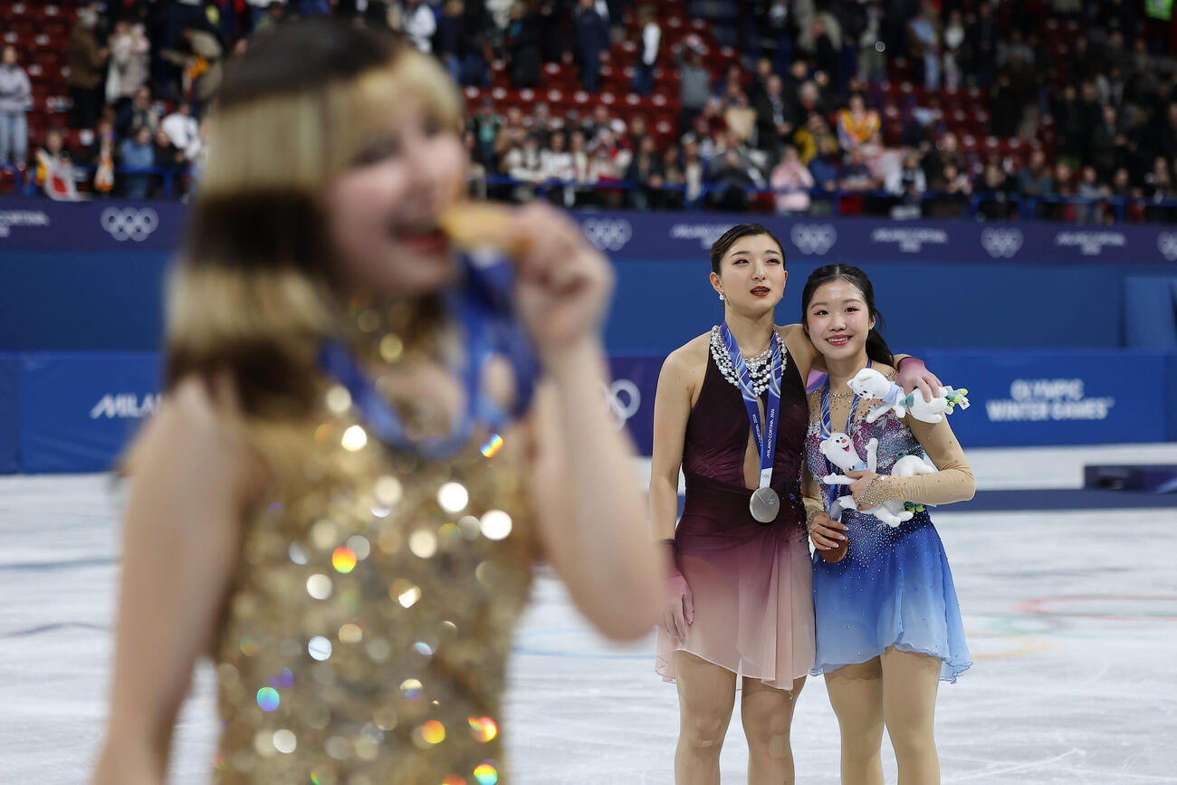 金メダルのアリサ・リュウ（手前）の記念撮影を待つ銀メダルの坂本（左）と銅メダルの中井（撮影・前田充）