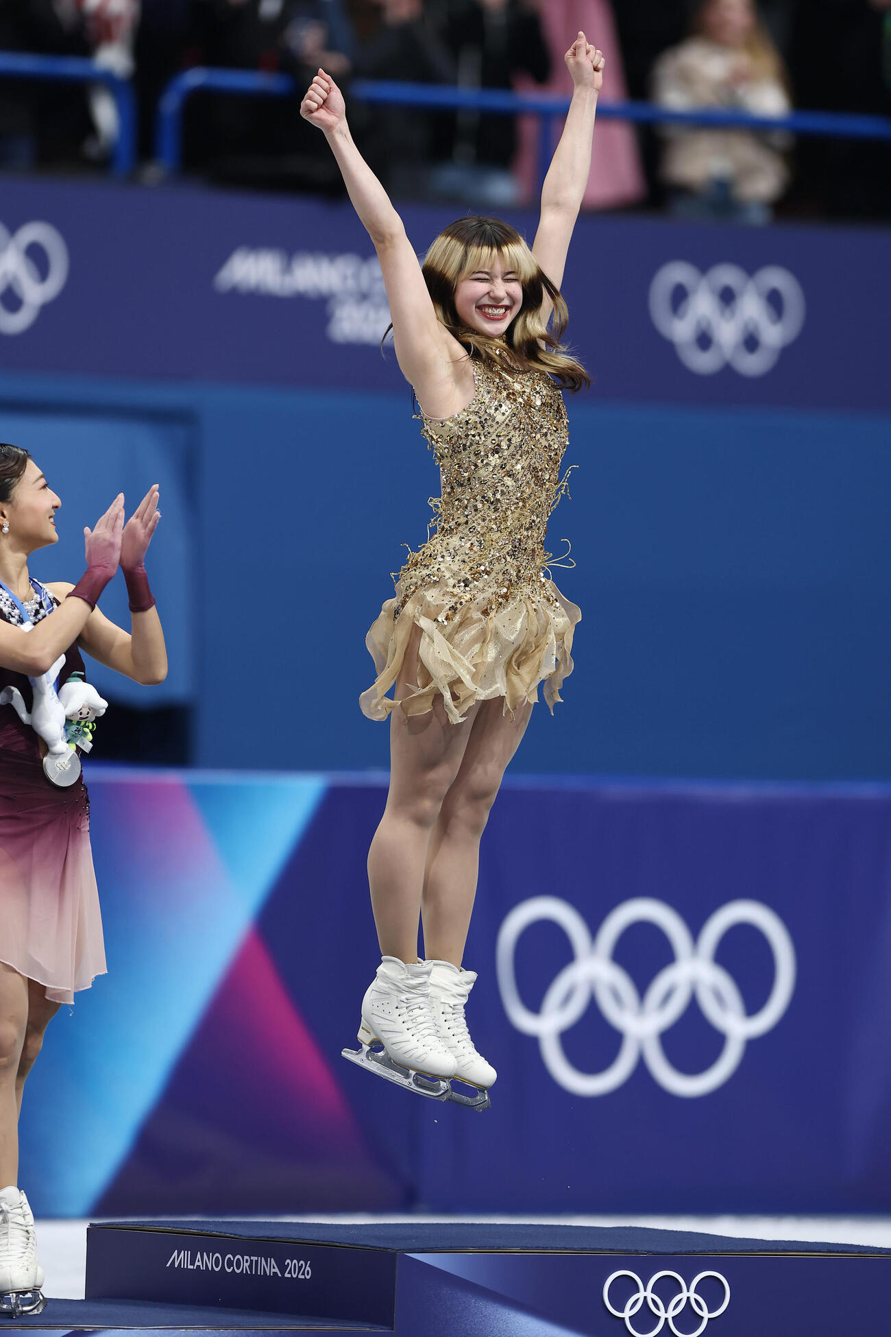 金メダルを獲得し、表彰台で飛び上がるアリサ・リュウ。左は銀メダルの坂本（撮影・前田充）