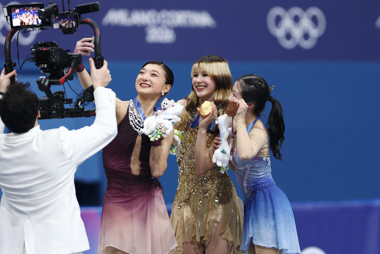 笑顔で自撮り写真に納まる、左から銀メダルの坂本、金メダルのアリサ・リュウ、銅メダルの中井（撮影・前田充）