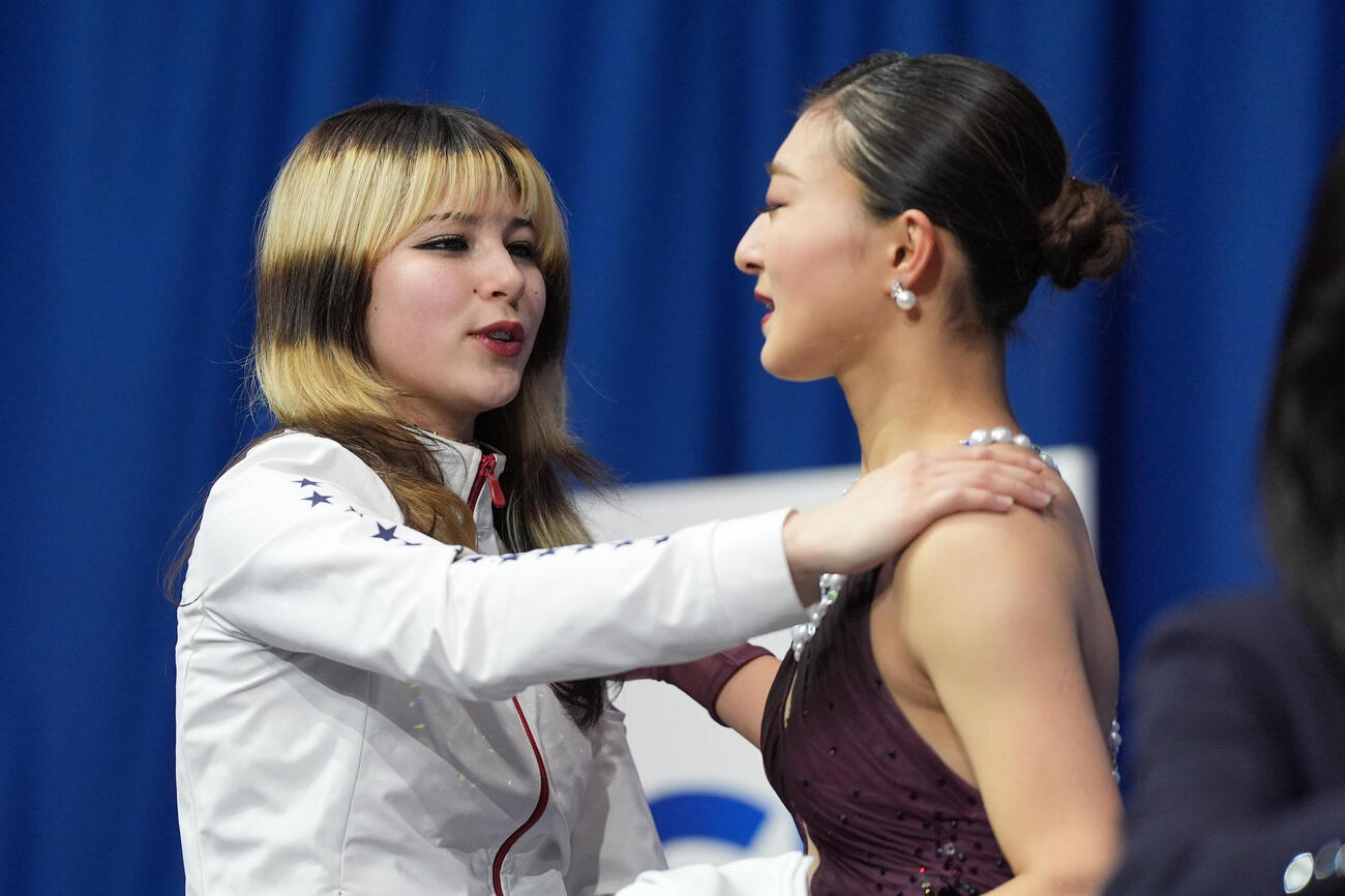 フィギュア女子フリー　演技を終えた坂本花織（右）はアリサ・リュウに称えられる（AP)