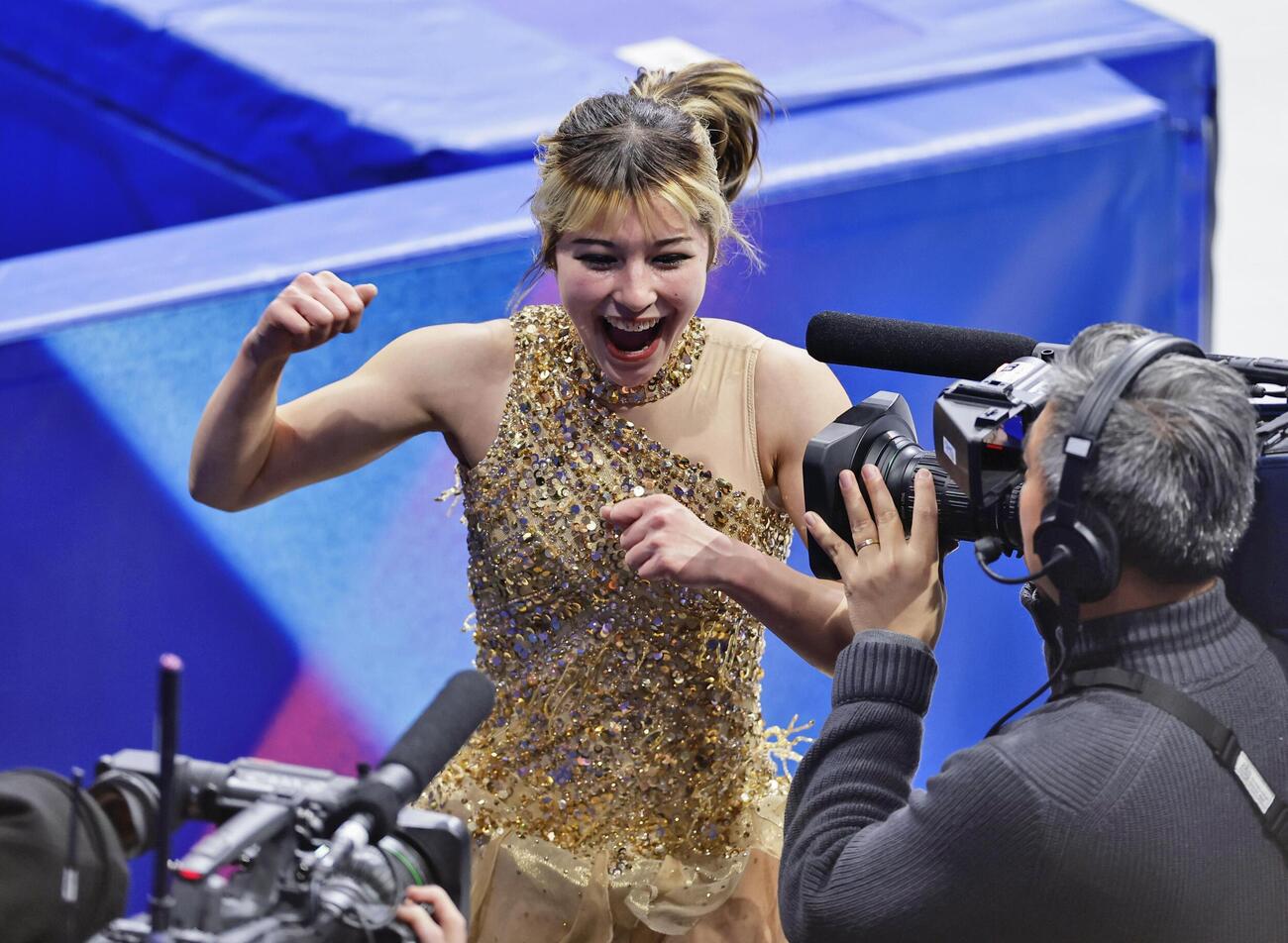 女子フリーの演技を終え、跳びはねて喜ぶアリサ・リュウ＝ミラノ（共同）