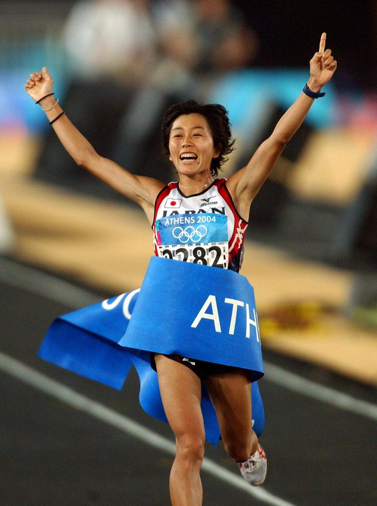 アテネ五輪　NO・1ポーズをつくり、最高の笑顔でゴールに飛び込む野口（撮影・宇治久裕）