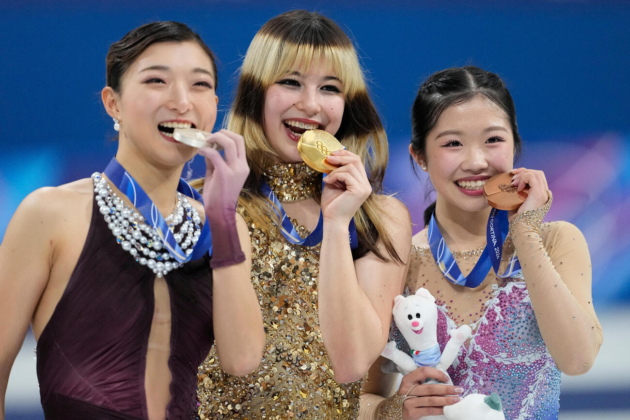 メダルをかむ、左から坂本花織、アリサ・リュウ、中井亜美（AP）