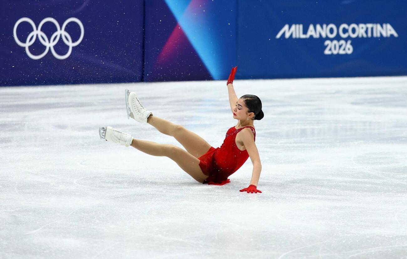 女子フリー　転倒するアデリア・ペトロシャン（ロイター）