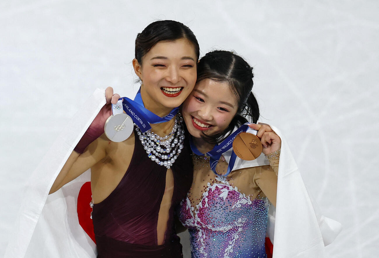 肩を抱き合う銀メダルの坂本花織（左）と銅メダルの中井亜美（ロイター）