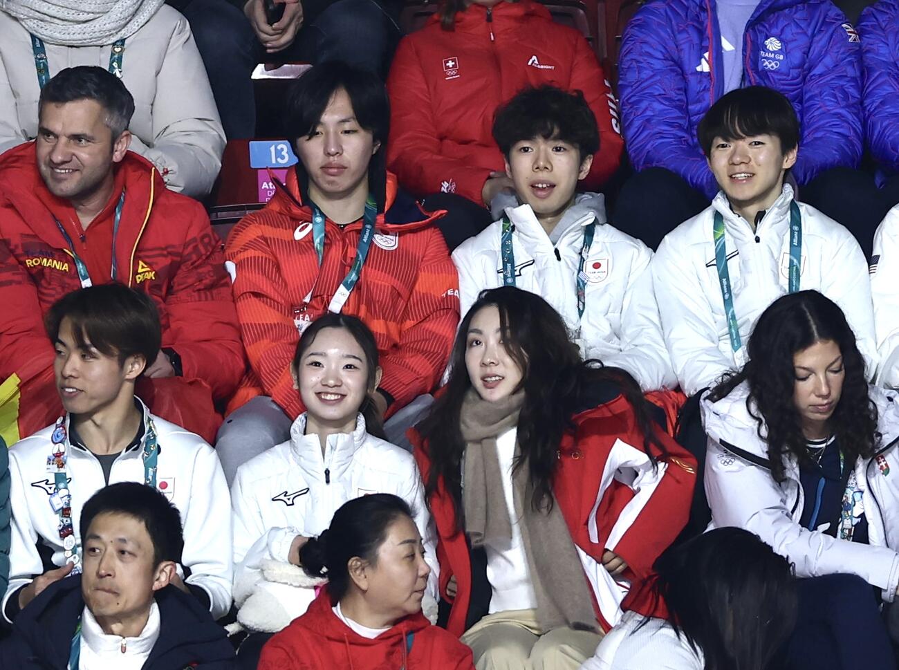 女子フリーの応援に駆けつけた日本の選手たち。上段右から鍵山、佐藤、三浦。下段左から森口、長岡（撮影・前田充）