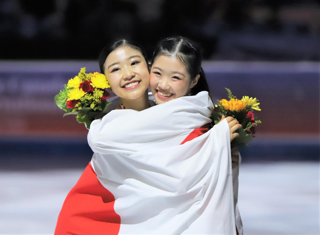 GPシリーズ第3戦スケートカナダ　女子で優勝した千葉（左）と3位の中井（2025年11月）