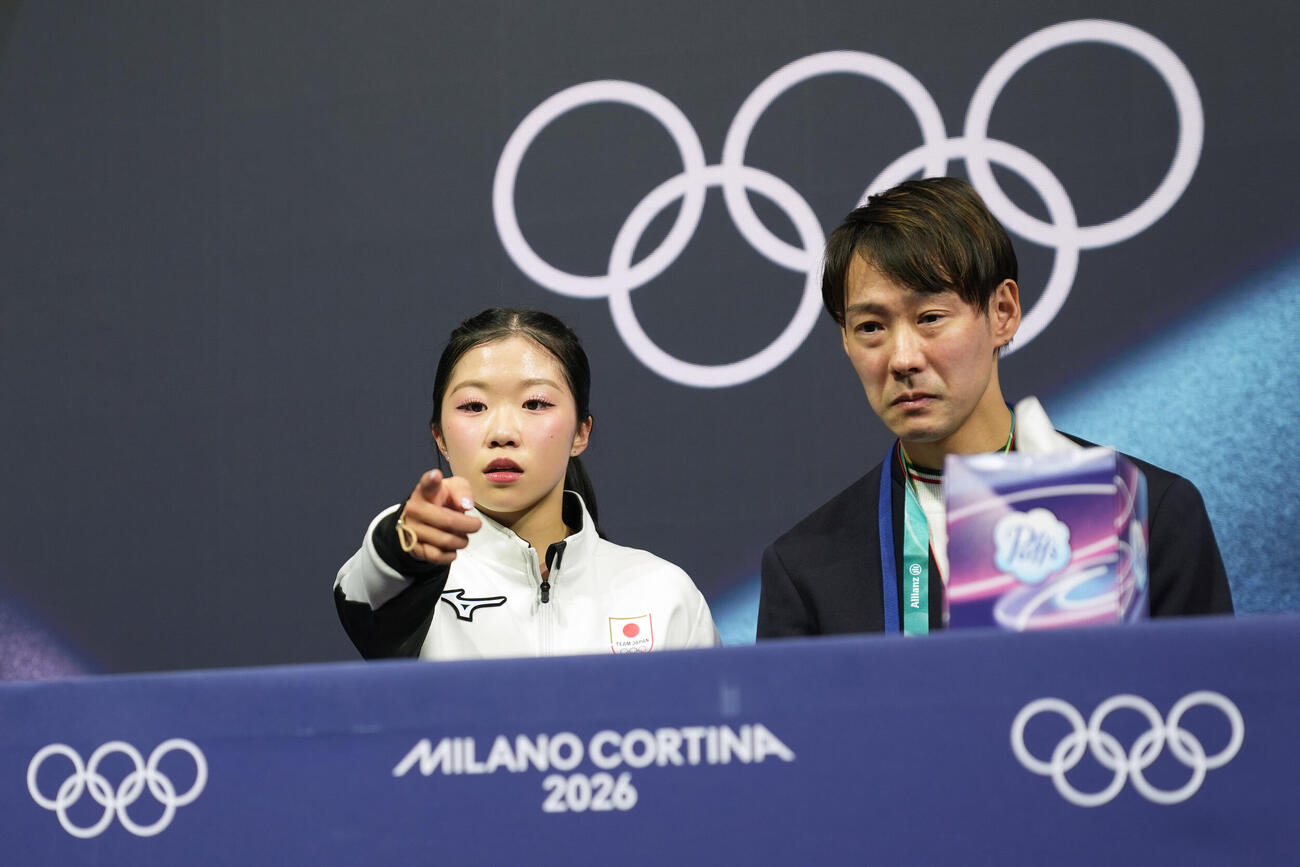 女子フリーを終えスコアを指さす中井亜美（AP）