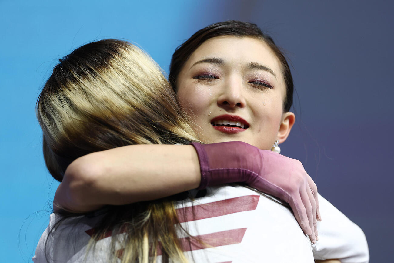 女子フリーの演技を終え、アリサ・リュウ（左）と抱き合って涙する坂本（撮影・前田充）
