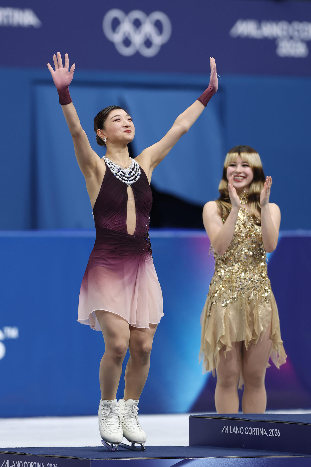 銀メダルを獲得し、笑顔で表彰台に上がる坂本。右は金メダルのアリサ・リュウ（撮影・前田充）