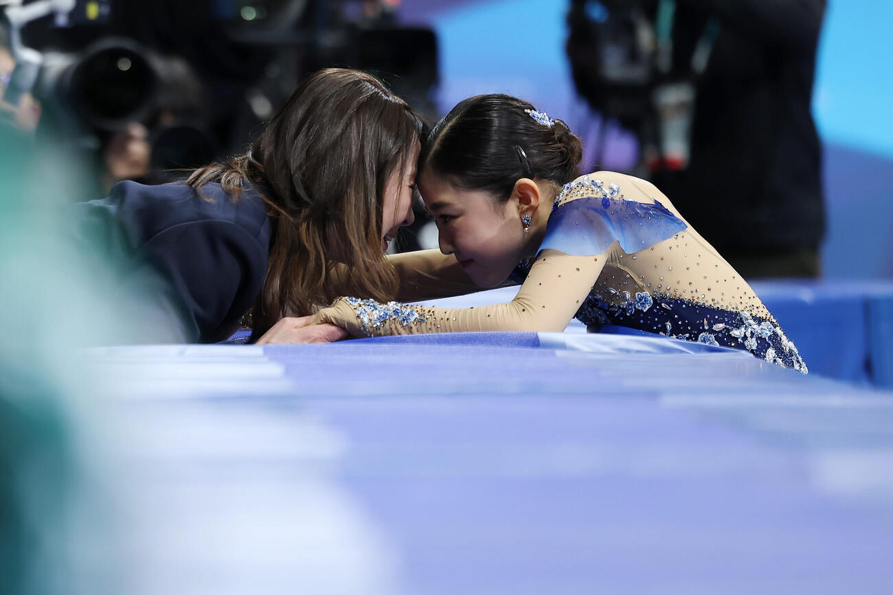 女子フリーに臨む千葉（右）を送り出す浜田コーチ（撮影・前田充）