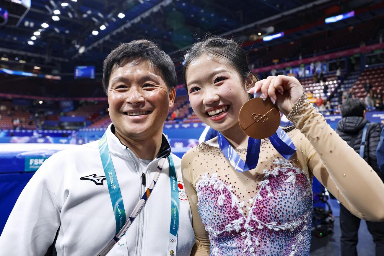 銅メダルを獲得し、渡部文緒トレーナー（左）と記念撮影する中井亜美（共同）
