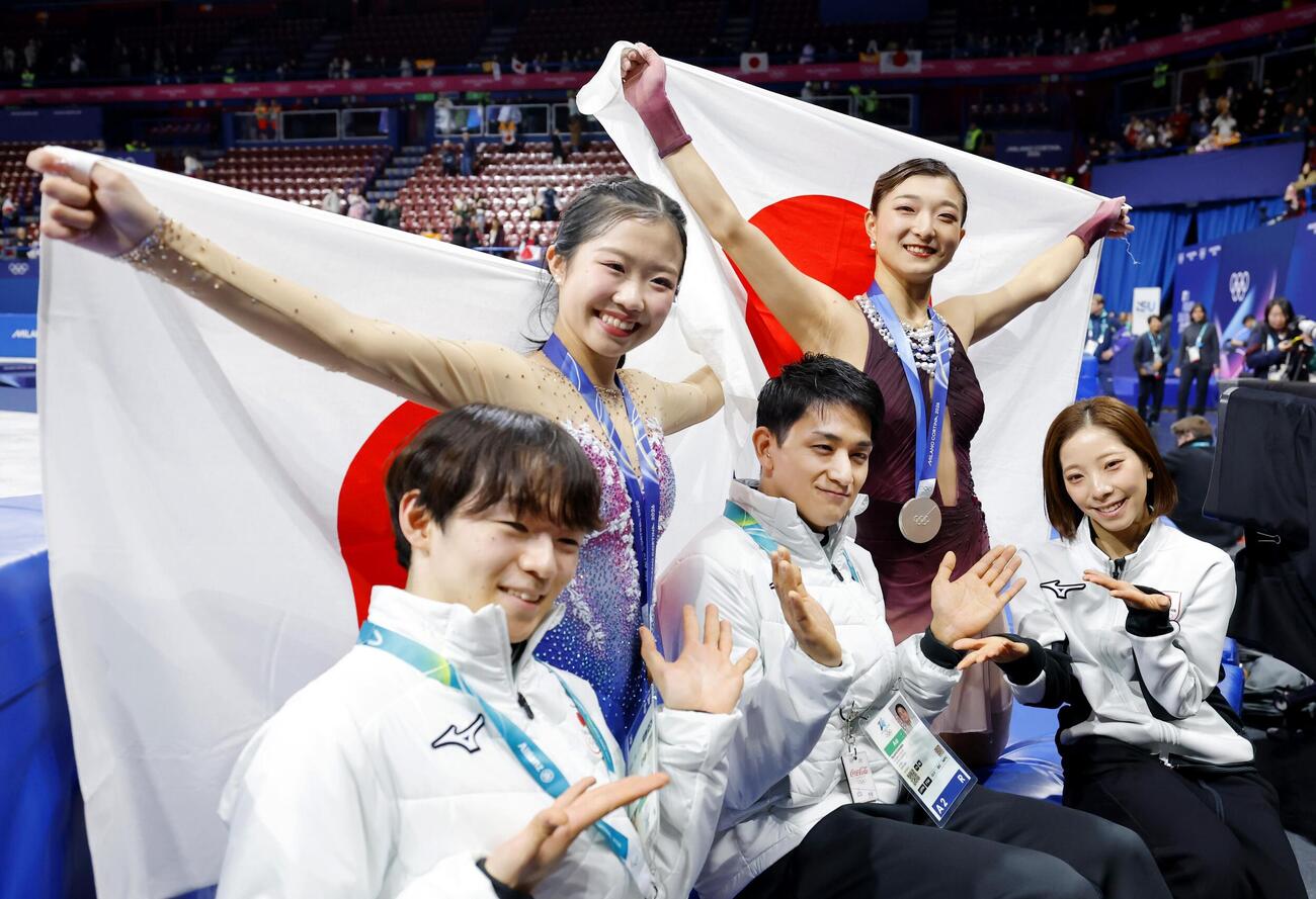 記念写真に納まる（後列右から）女子で銀メダルを獲得した坂本花織、銅メダルの中井亜美と（前列右から）ペアの三浦璃来と木原龍一、男子の鍵山優真（共同）