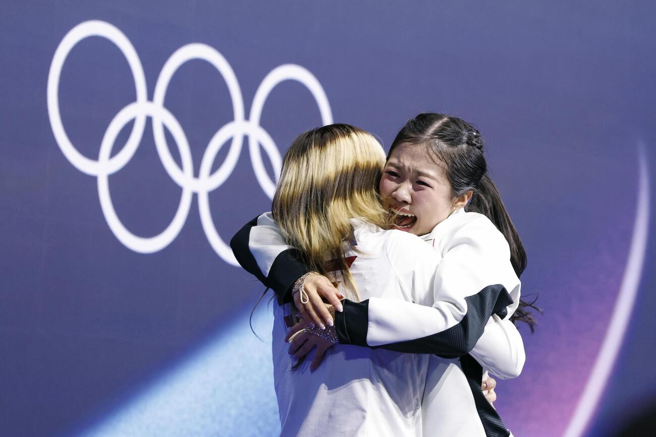 銅メダルが確定し、泣いて喜ぶ中井亜美。左は優勝したアリサ・リュウ（共同）
