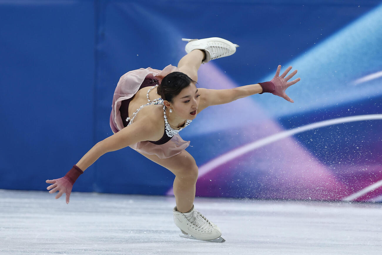 ジャンプでバランスを崩しながら着氷する坂本（撮影・前田充）
