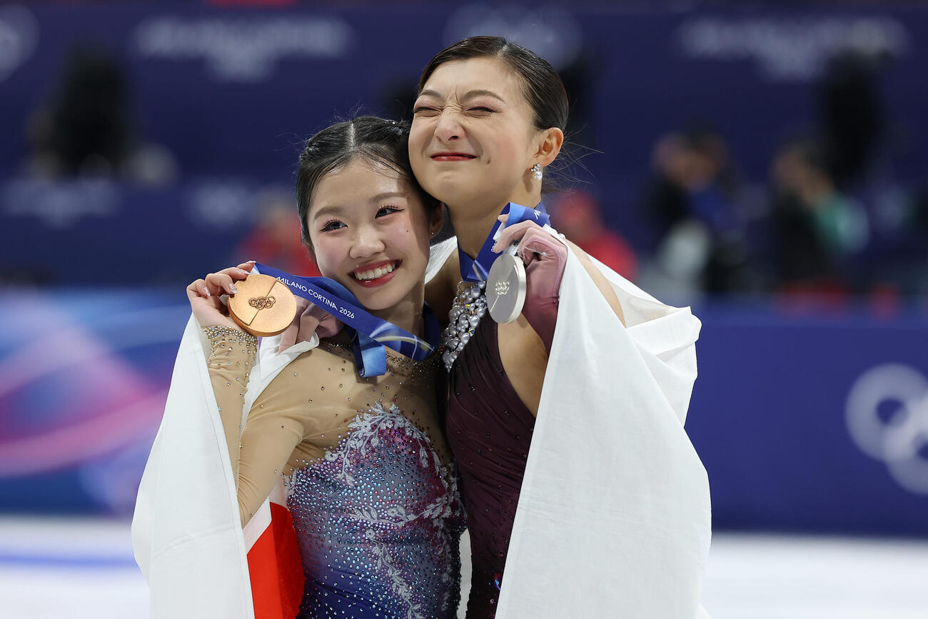 銀メダルを手に笑顔の坂本（右）と銅メダルの中井（撮影・前田充）
