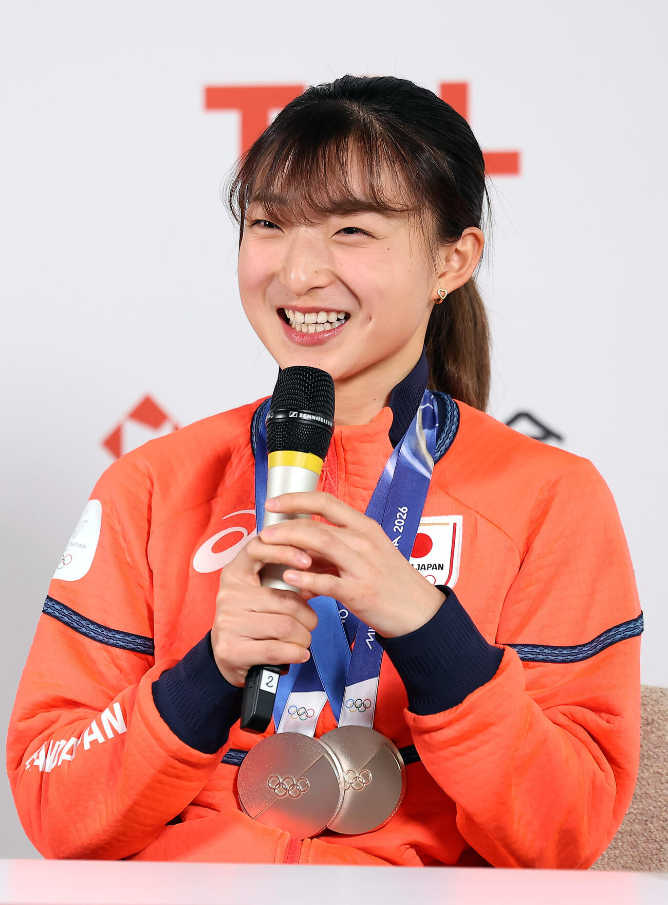 メダル獲得から一夜明け、笑顔で会見に臨む坂本（撮影・前田充）